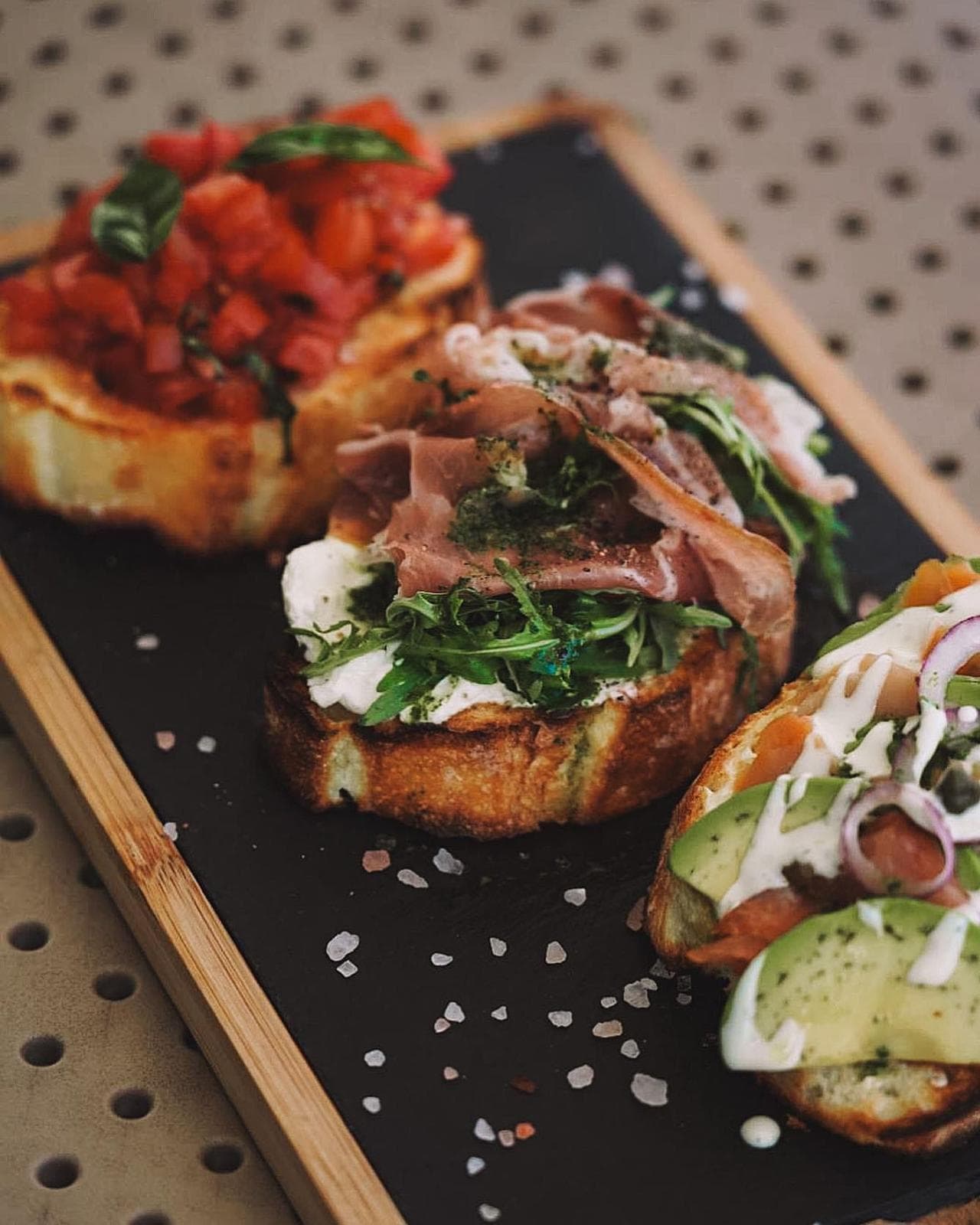 Bruschete cu prosciutto, roșii și avocado la The Ritual