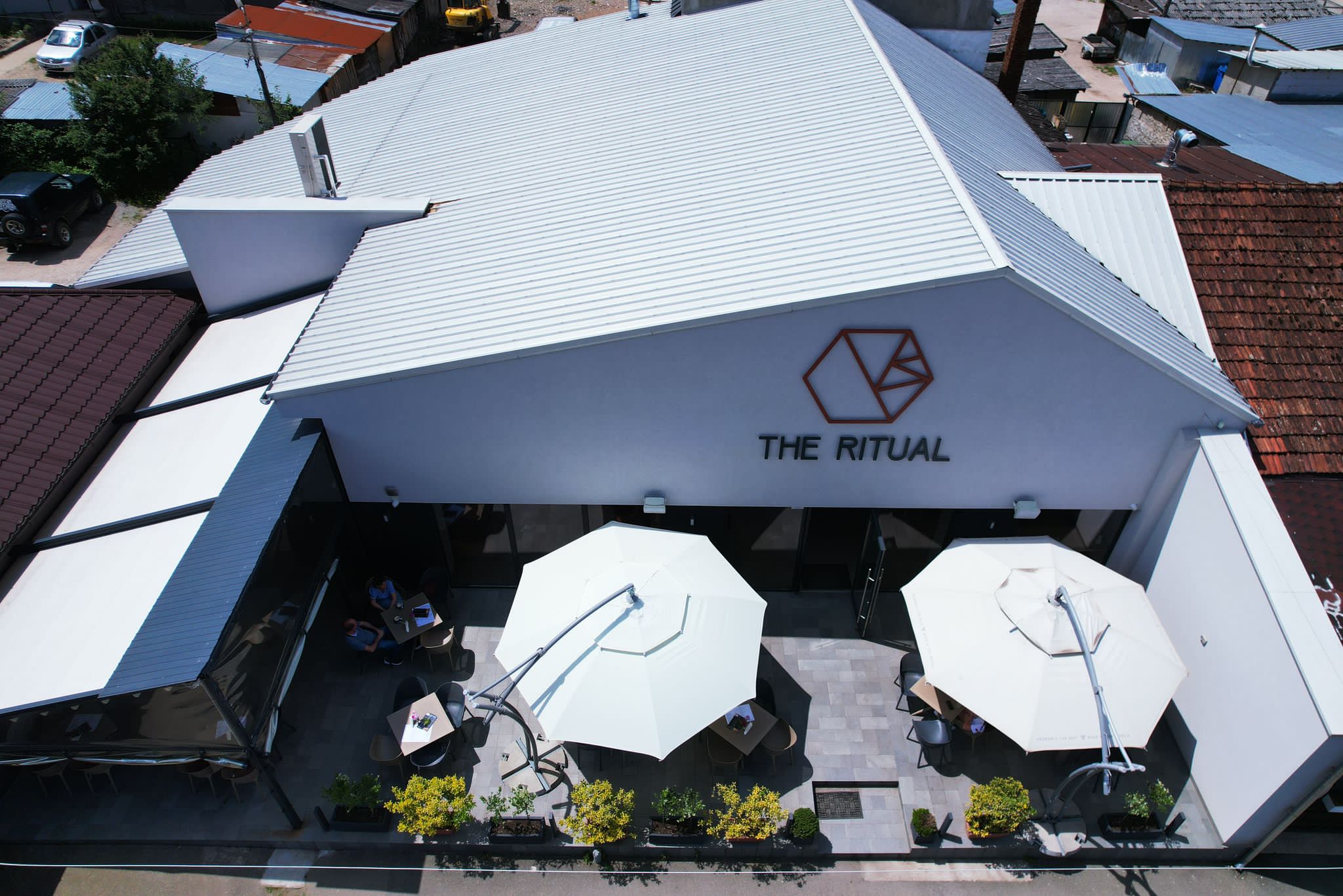 Exteriorul restaurantului The Ritual cu terasă